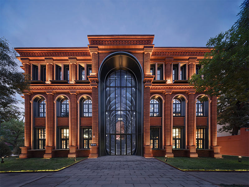 Arquitectura y Empresa, arquitectura, X+Living, biblioteca, espacio público, China, Tianjin, interiorismo, diseño interior, diseño de interiores, experiencia inmersiva, escenario arquitectónico, espacio inclusivo, luiros, espacio cultural, estantes, acero, ladrillo rojo, materiales de construcción, materiales a medida, mampostería de ladrillo