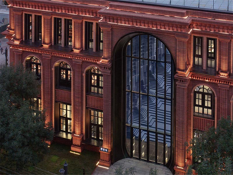 Arquitectura y Empresa, arquitectura, X+Living, biblioteca, espacio público, China, Tianjin, interiorismo, diseño interior, diseño de interiores, experiencia inmersiva, escenario arquitectónico, espacio inclusivo, luiros, espacio cultural, estantes, acero, ladrillo rojo, materiales de construcción, materiales a medida, mampostería de ladrillo