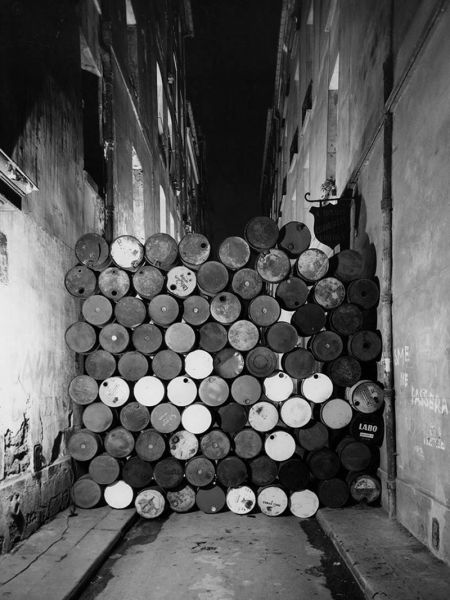 Christo_muro de barriles de petróleo en la calle Visconti París_ Photo Jean-Dominique Lajoux