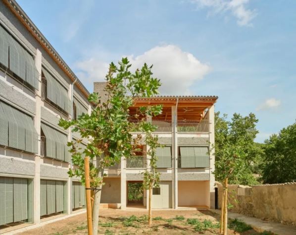 arquitecturayempresa_18 viviendas sociales intergeneracionales_patio