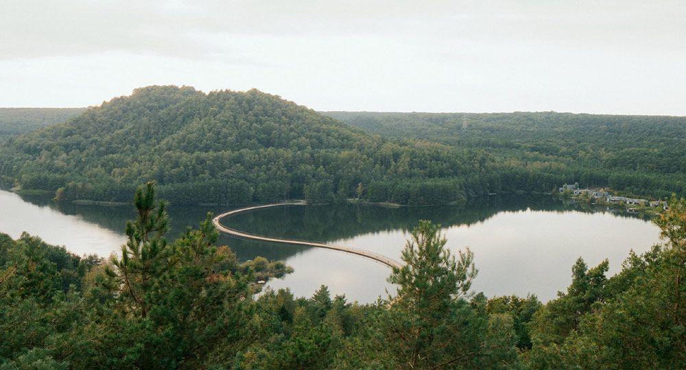 Cycling Between Terrils: un puente flotante entre historia minera, naturaleza y diseño