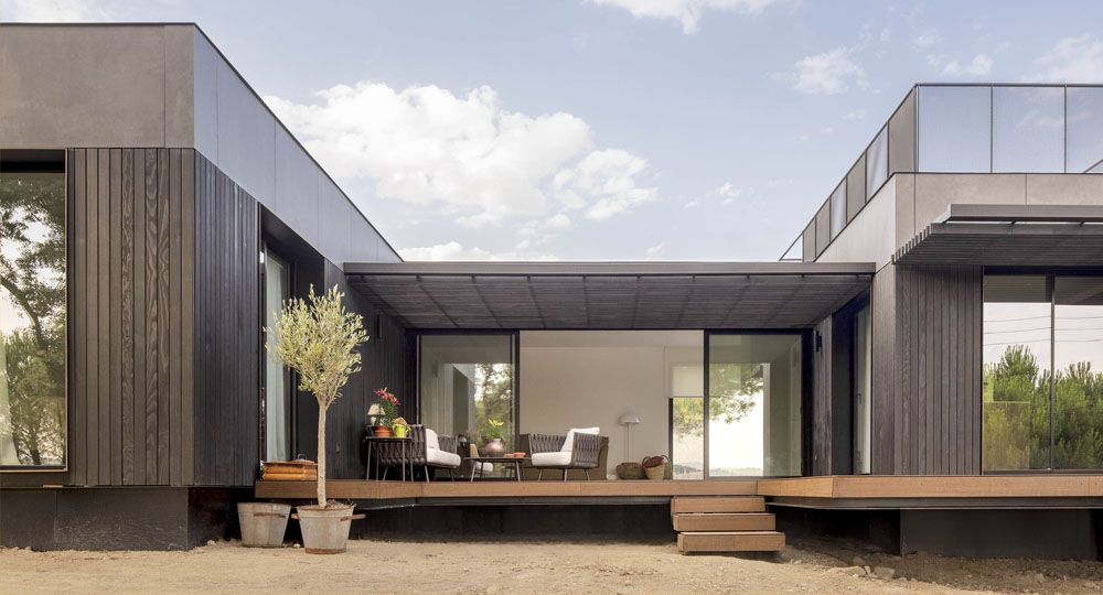 Casa Tres Patios: 12 semanas de montaje convierten una arquitectura modular en hogar