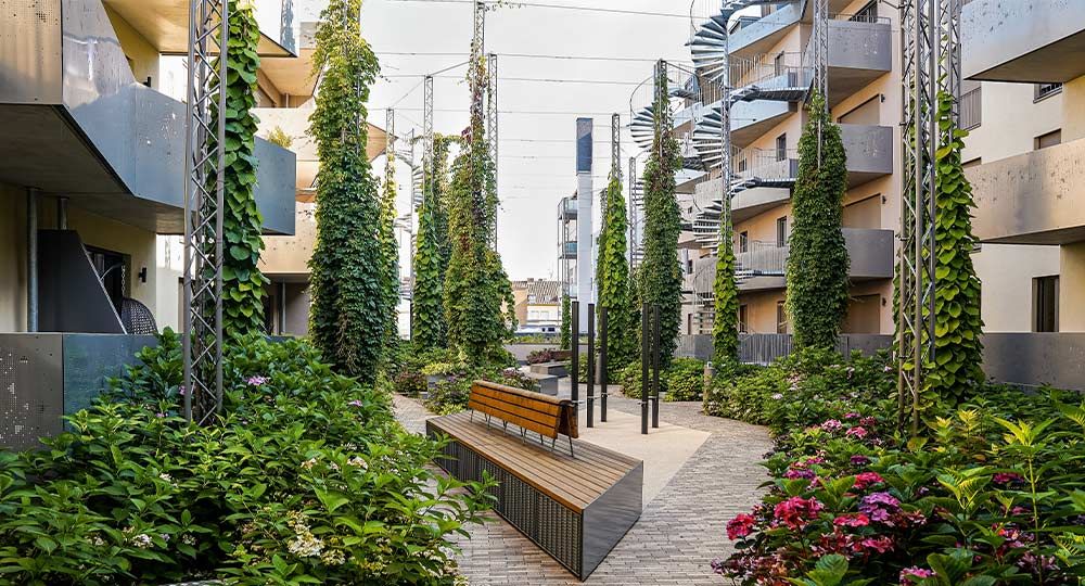 Construcciones sostenibles: acero inoxidable y vegetación en arquitectura moderna