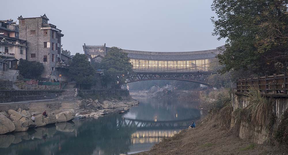 Arquitectura bifuncional: puente-Museo en Jishou, China
