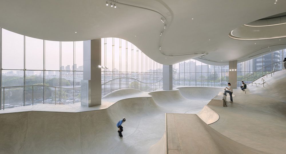 Parque de patinaje interior sobre Shanghai. Moreprk Skyline