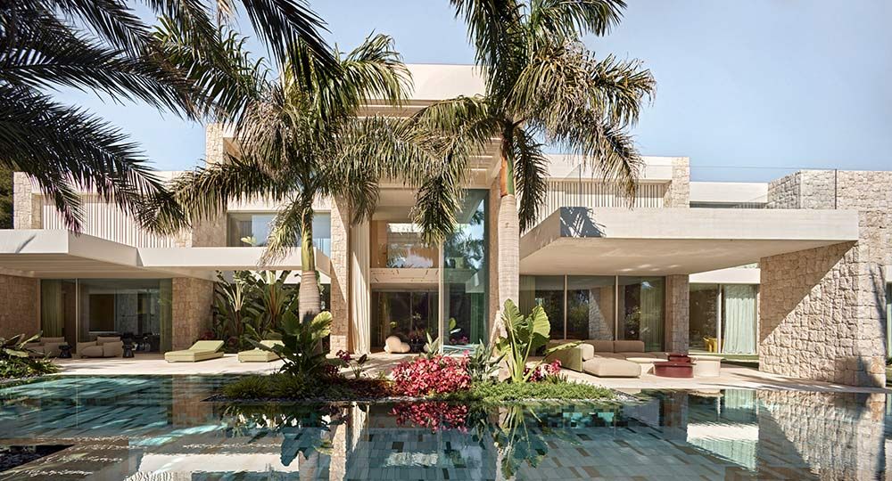 La dualidad material de Casa Jacaranda: un refugio contemporáneo 