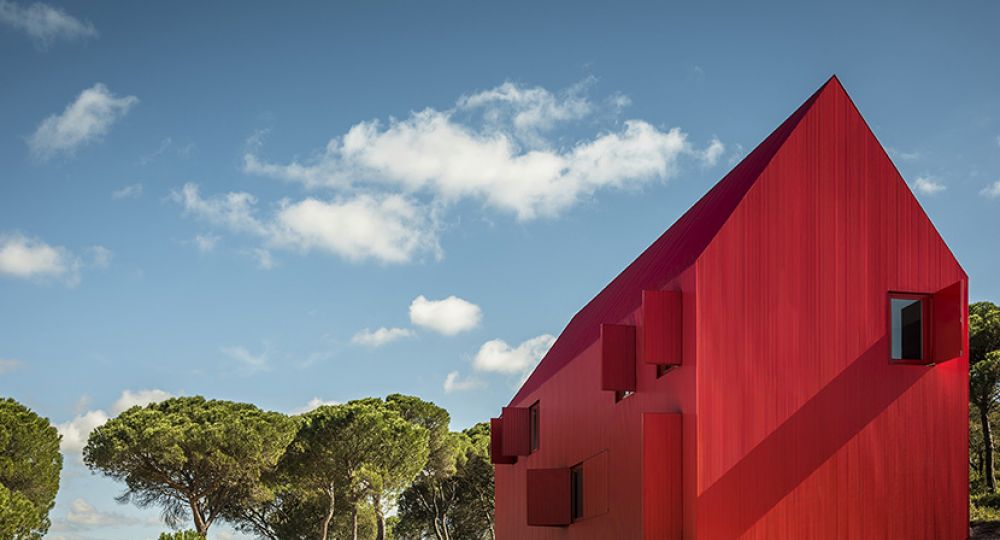 Casa roja, en Portugal, por el arquitecto Luís Rebelo de Andrade