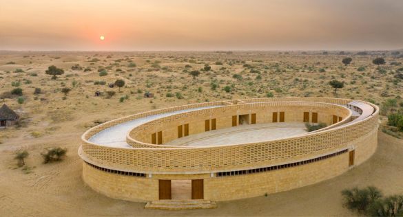 Arquitectura oval: una escuela de niñas en el desierto