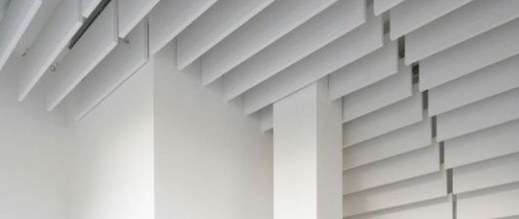 Armstrong reviste con sus techos Optima Baffles la boutique de Nicholas&Atienza