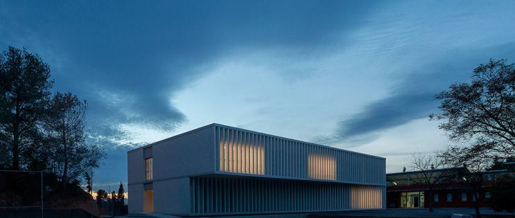 Brise-soleil de hormigón blanco: Escuela Camp Joliu