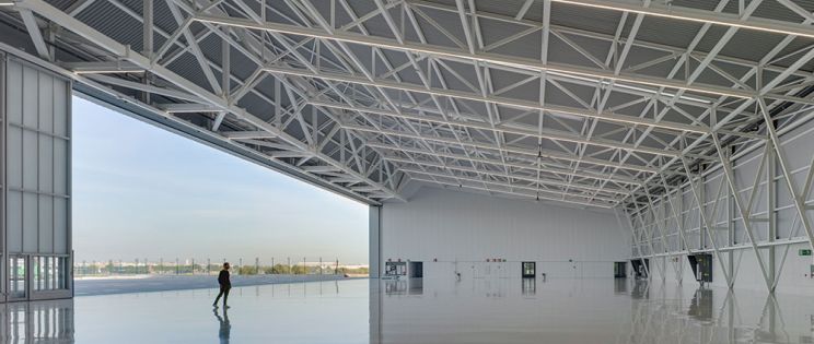 Geometría clara y rotunda por ERRE arquitectura