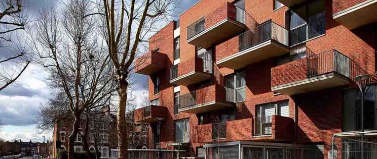 Brickworks, 23 viviendas sociales y centro comunitario en Holly Park Estate, Londres, de Brady Mallalieu Architects.