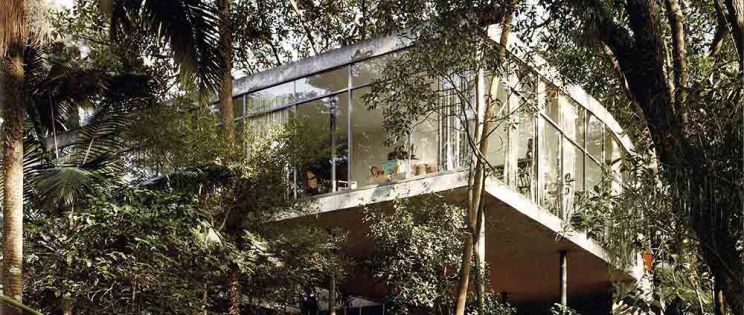 La casa de cristal entre el cielo verde de la arquitecta Lina Bo Bardi