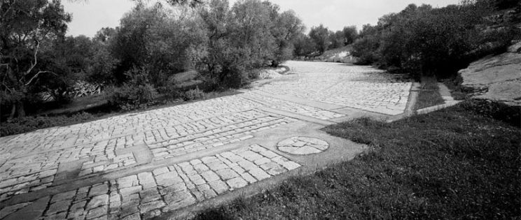  La Memoria de las Piedras: El Paseo Arquitectónico de Dimitris Pikionis