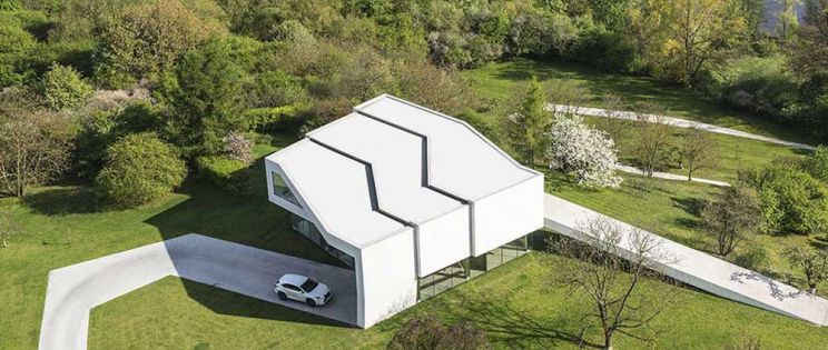 La casa envuelta por el camino