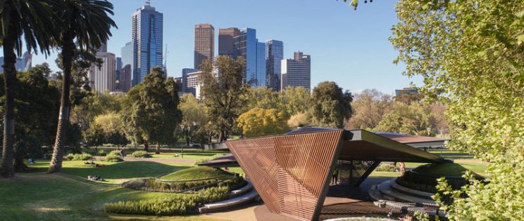 La arquitecta Carme Pinós inaugura el MPavilion 2018 en Melbourne.