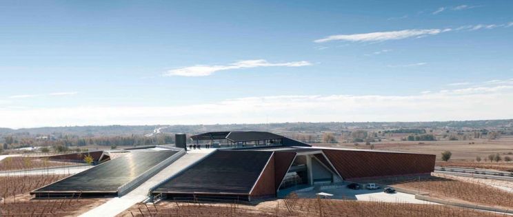 Arquitectura vinícola: El corazón de una flor con tres pétalos