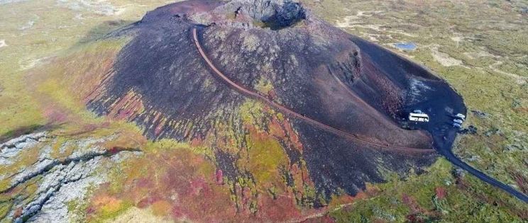 Viaje al centro de la Tierra: intervención en el cráter de Saxhóll por Landslag ehf Viaje al centro de la Tierra: intervención en el cráter de Saxhóll por Landslag ehf