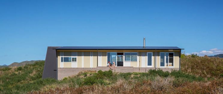 Casa de veraneo en Te Horo Beach, de Parsonson Architects.  Arquitectura de calidad en espacios reducidos.