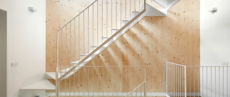 Una escalera, luz y madera  de Vallribera arquitectes