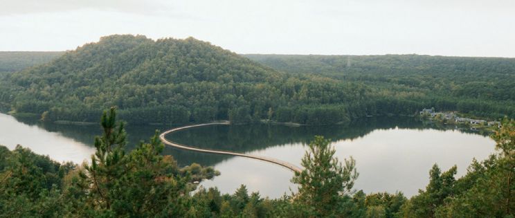 Cycling Between Terrils: un puente flotante entre historia minera, naturaleza y diseño