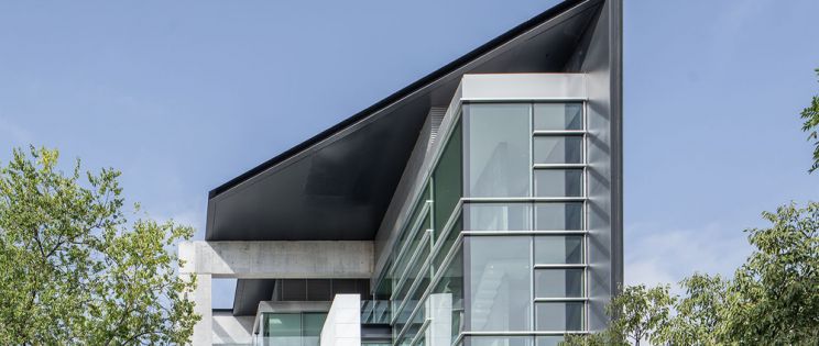 Costillas de hormigón vistas y una corona de acero en el Campus Arrupe, de Bueso-Inchausti & Rein Arquitectos