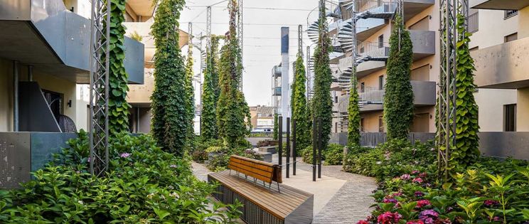 Construcciones sostenibles: acero inoxidable y vegetación en arquitectura moderna