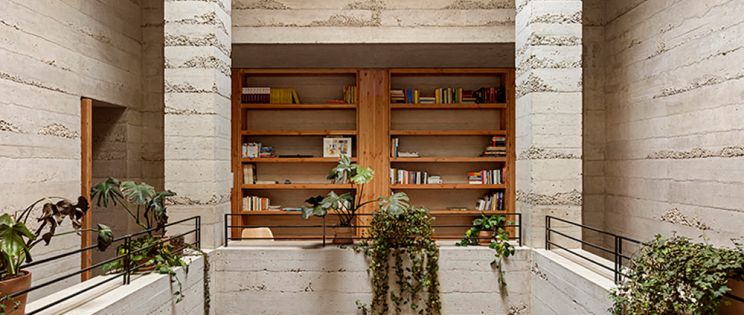 Una casa urbana que mira hacia dentro en el corazón de Barcelona, de H Arquitectes