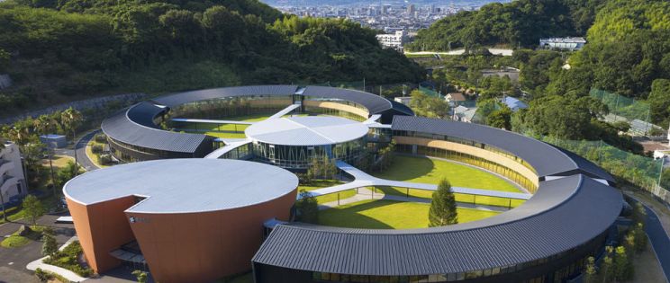 Centro Educativo AIKO. Aprendizaje y arquitectura inmersa en la naturaleza