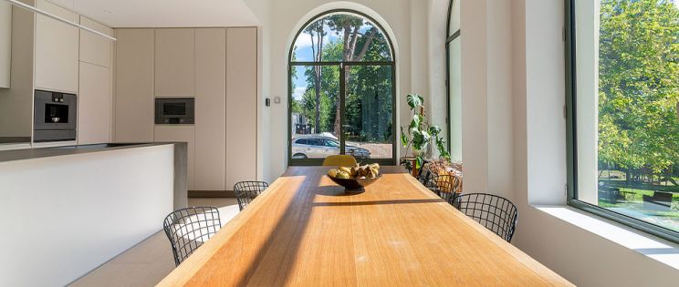 Puertas, ventanas y fachadas de acero: el fenómeno que salta de la rehabilitación a la vivienda privada