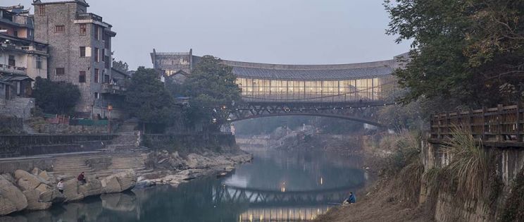 Arquitectura bifuncional: puente-Museo en Jishou, China