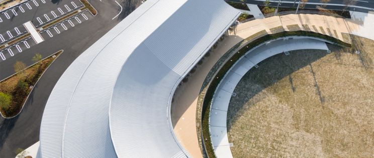 Complejo multifuncional KOKORASU de Nikken Sekkei. Arquitectura basada en la sencillez práctica