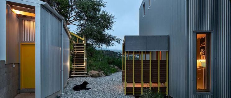 Kōwhai House, una vivienda eficiente suspendida en la ladera. Rafe MacLean Architects