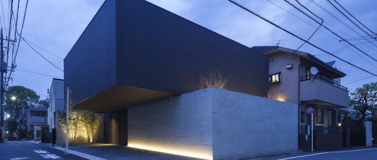 Casa LAXUS de APOLLO Architects & Associates: minimalismo y contraste