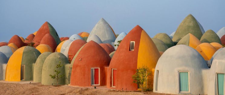 Arquitectura en superadobe y cúpulas de color para regenerar la comunidad