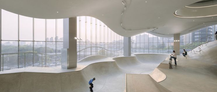 Parque de patinaje interior sobre Shanghai. Moreprk Skyline