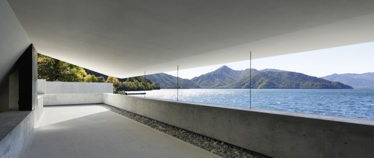 Casa en el agua de Nikken Sekkei: arquitectura residencial de vacaciones