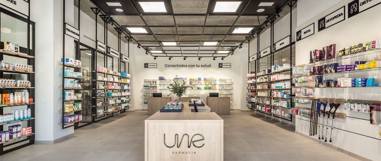 Proyecto UNE Farmacia. Originalidad e innovación en arquitectura comercial