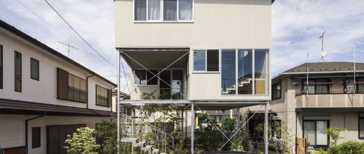 Blank Garden: una casa elevada sobre el paisaje de Tokio