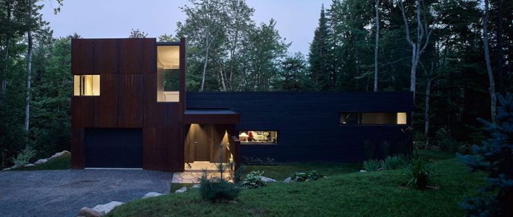 Acero corten, madera carbonizada y naturaleza. Arquitectura canadiense