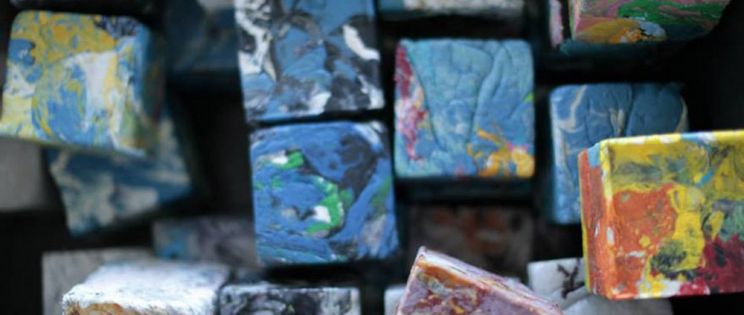 Arquitectura y diseño urbano con bloques de plástico reciclado. 