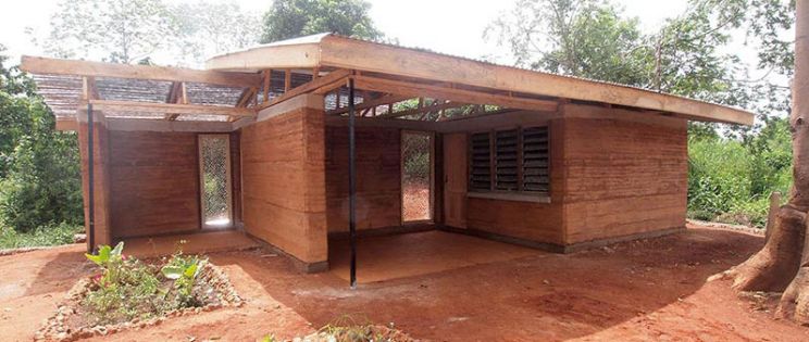 Casa Nkabom, un prototipo de vivienda hecha de barro y plástico desechado