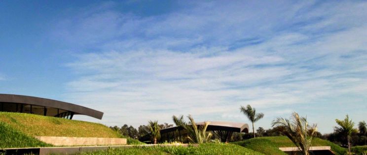 Dos casas  debajo del paisaje