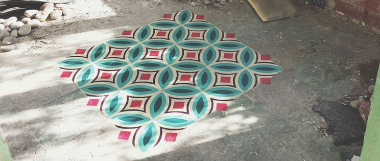 Mosaicos geométricos pintados