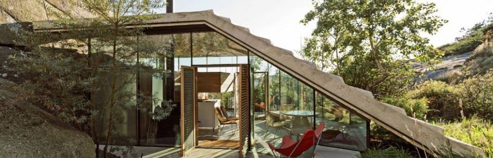 Pequeña cabaña noruega. Vacaciones entre mar y montaña