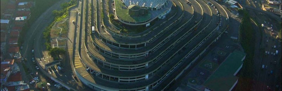 Caracas en la década de los años 50. Roca Tarpeya fue esculpida para albergar a El Helicoide 