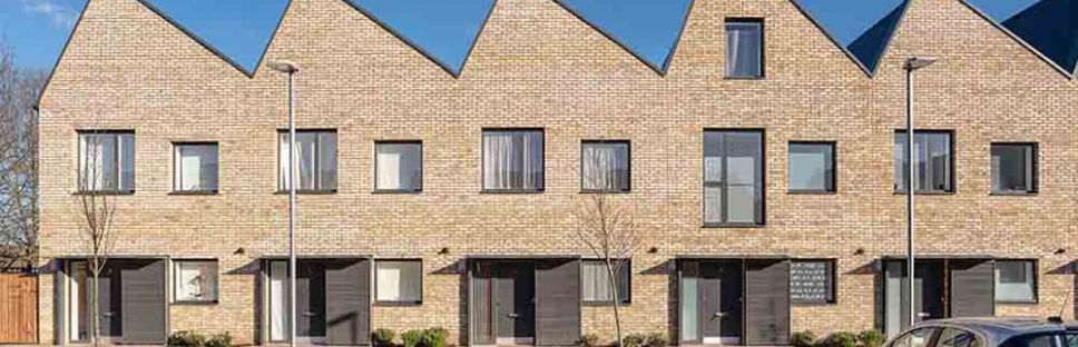 Regeneración de parcelas urbanas en desuso. Viviendas públicas en Sutton, Londres, Bell Phillips Architects.