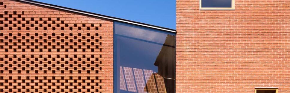 Usos fragmentados con escala urbana rural en el Auditorio de Illueca de Magén Arquitectos
