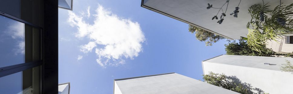 Patio comunitario. Viviendas adosadas en Daita