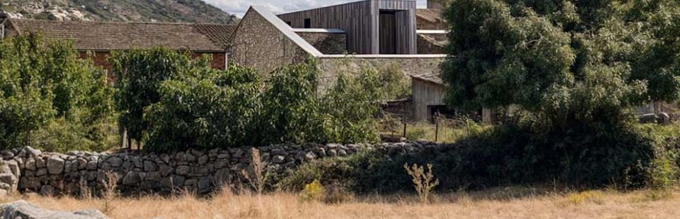 La Casa Escondida: rehabilitación rural con arquitectura industrializada La Casa Escondida: rehabilitación rural con arquitectura industrializada